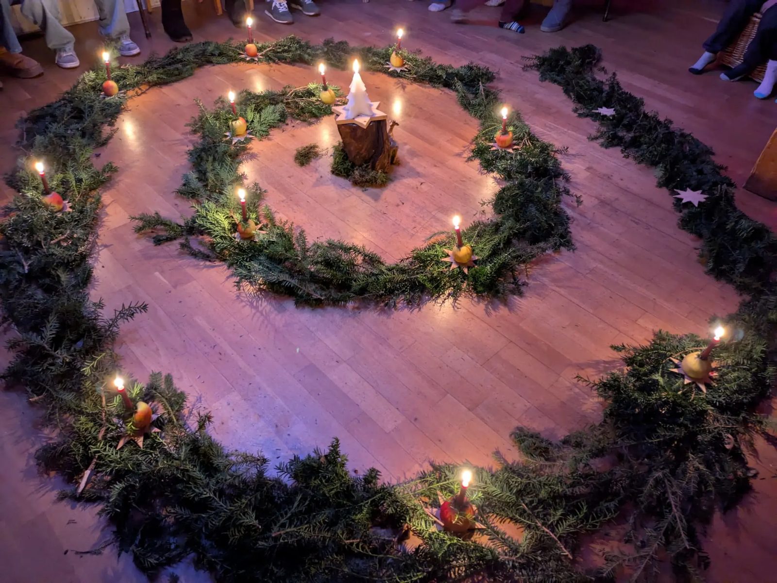 Adventsgärtlein mit Tannengrün und Kerzen im Kerzenspiralenkreis