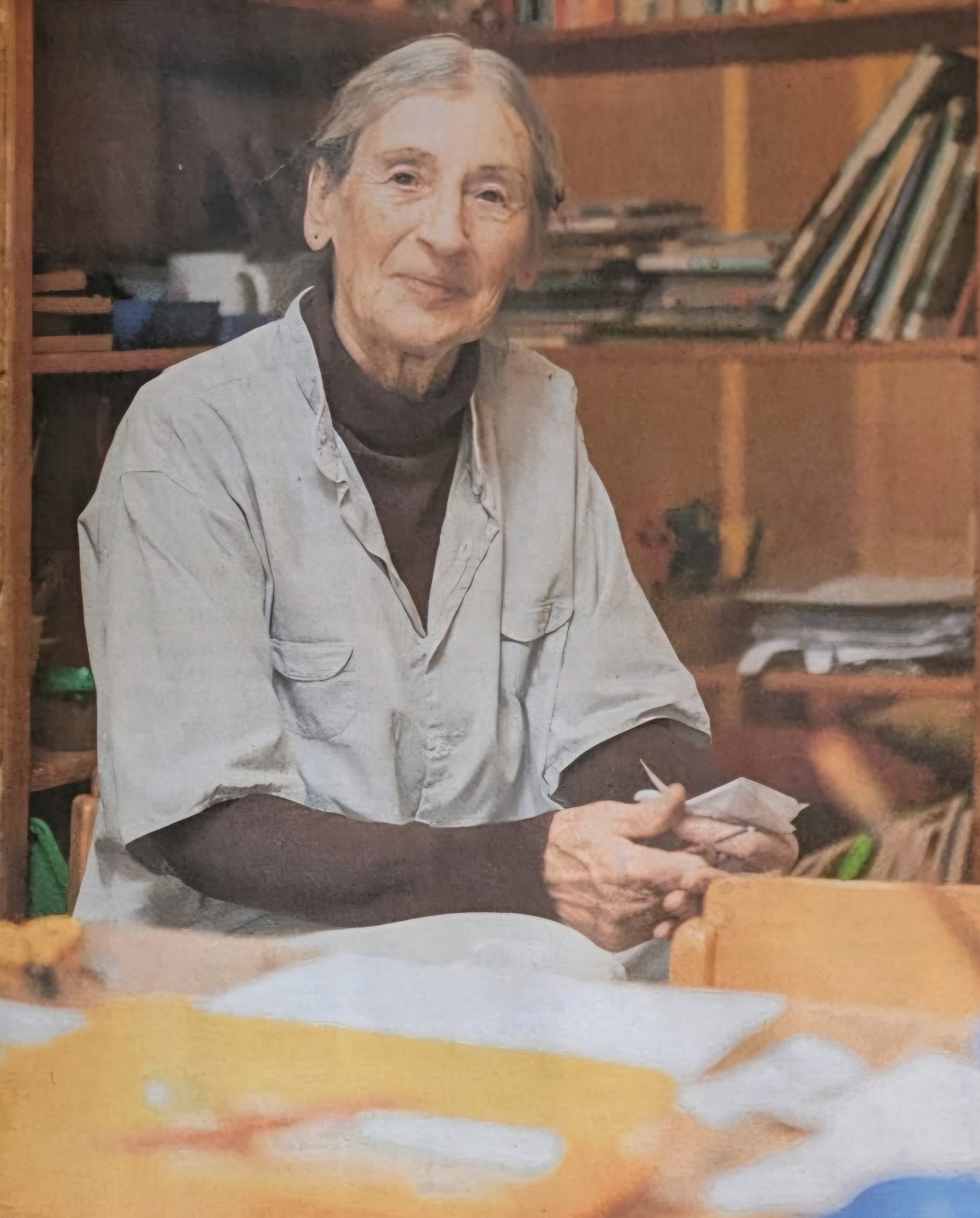 Eine Erzieherin liest mehreren Kindern aus einem Buch vor