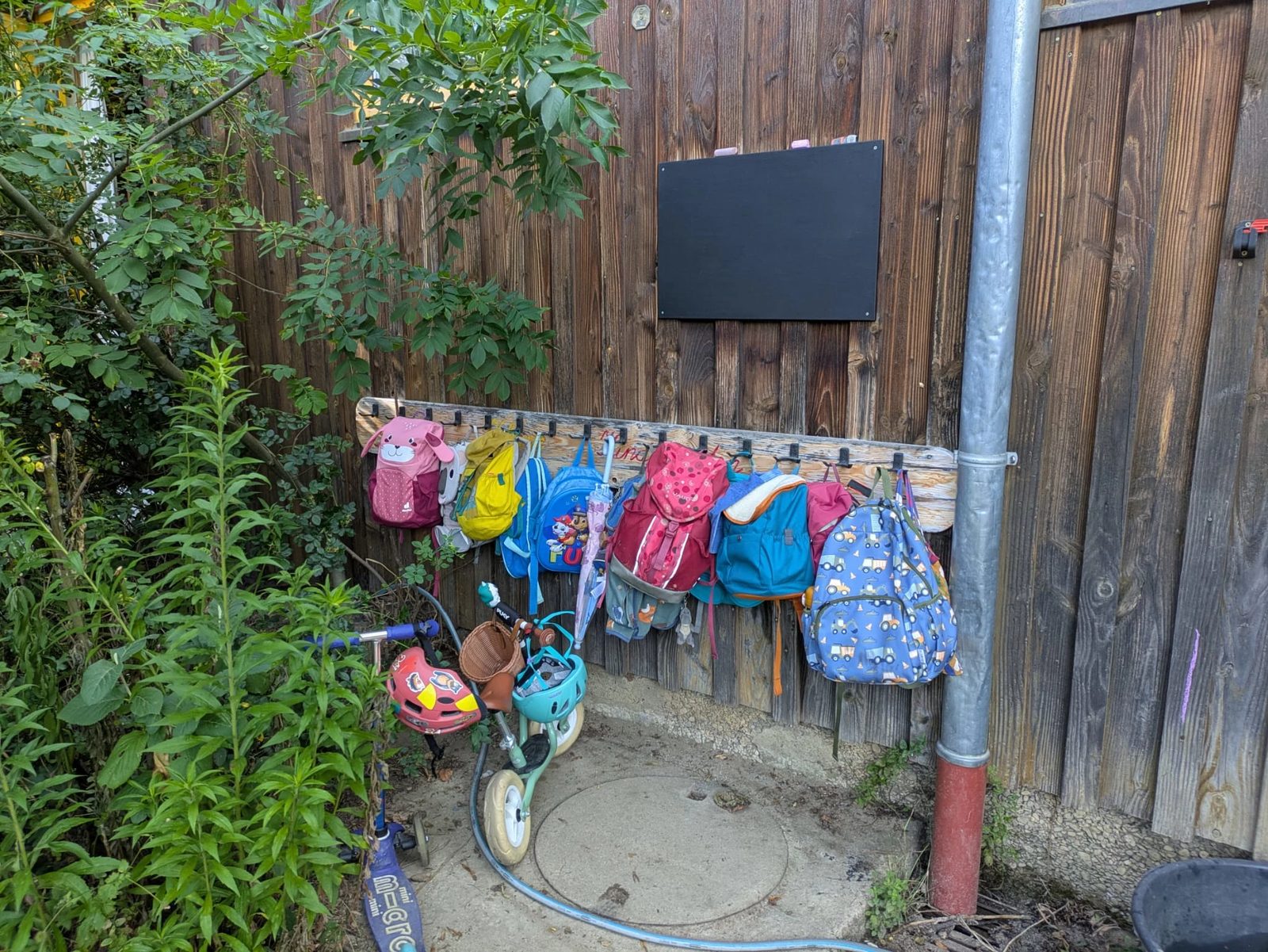 Bunte Kinderrucksäcke hängen am Eingang des Kindergartens