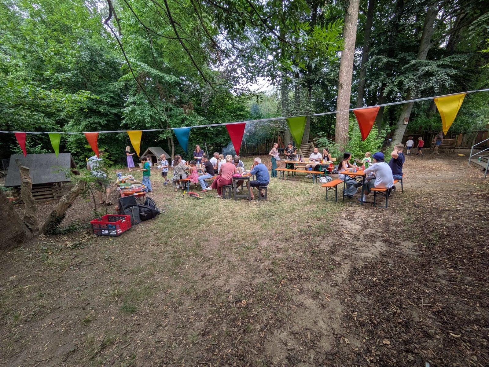 Familien feiern gemeinsam das Sommerfest im Grünen